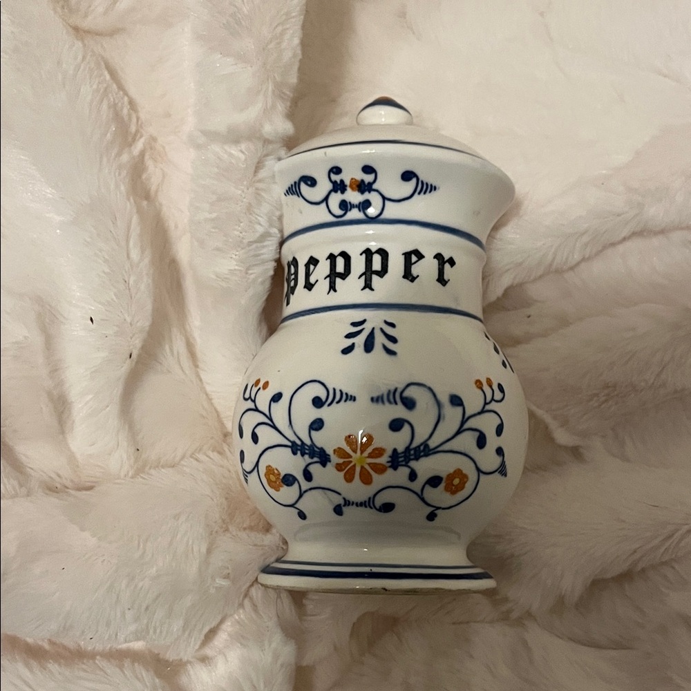 Royal Sealy Heritage pepper shaker